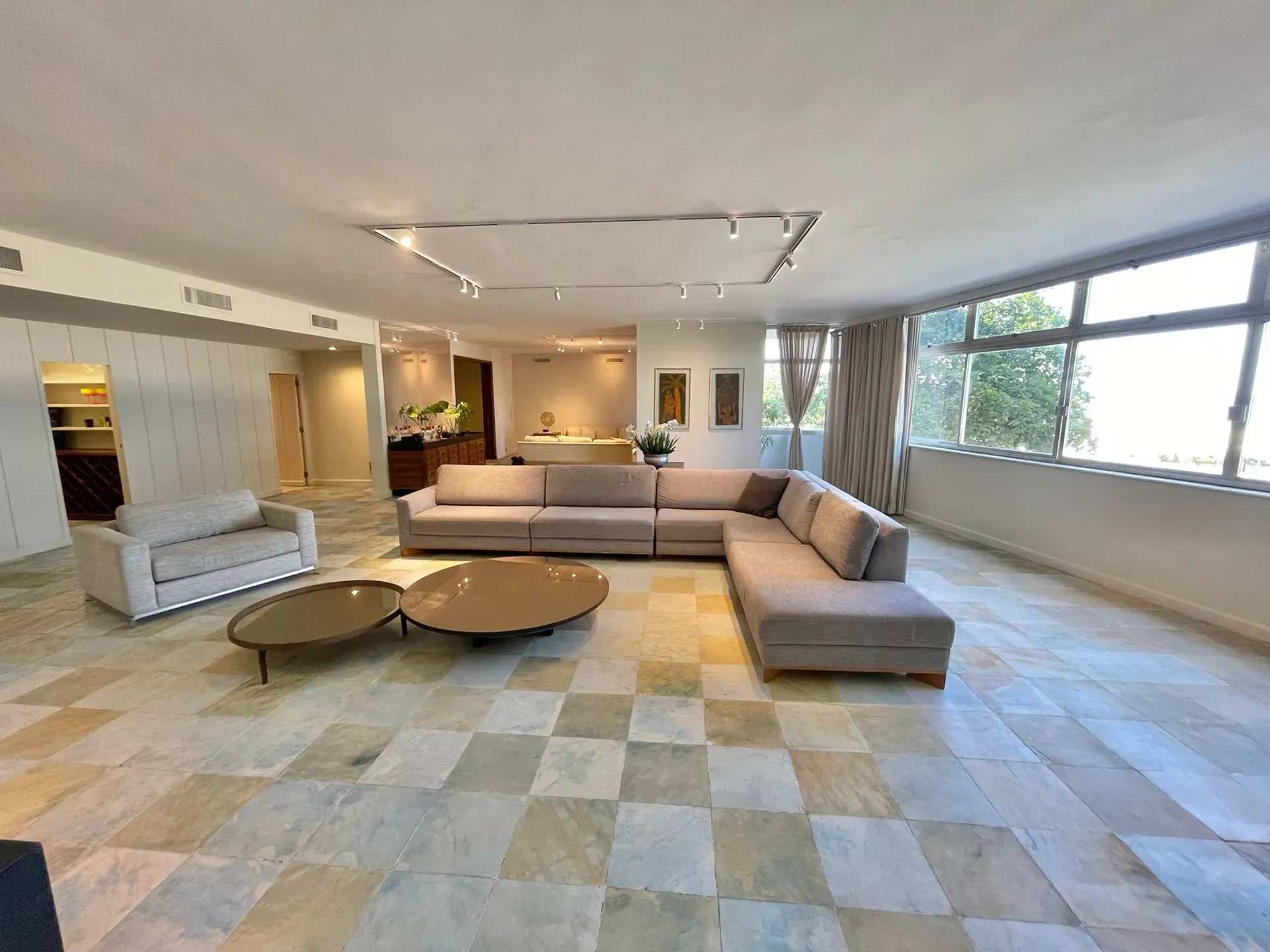 Apartment with 5 bedrooms and 5 bathrooms and open kitchen — photo 2