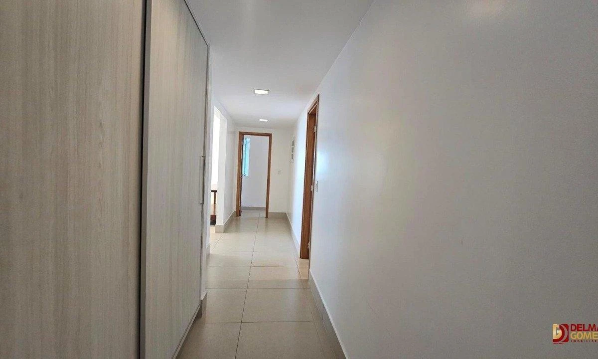 Apartamento de 212 m² com banheira e varanda envidraçada — photo 34