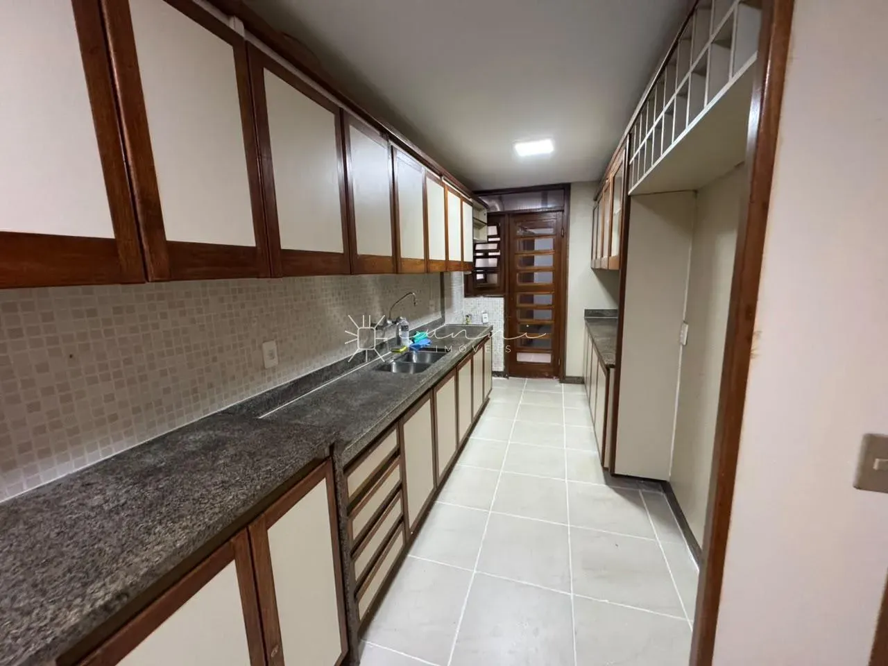 Wood or laminate floors in a 3-bedroom apartment, 140 m² — photo 2