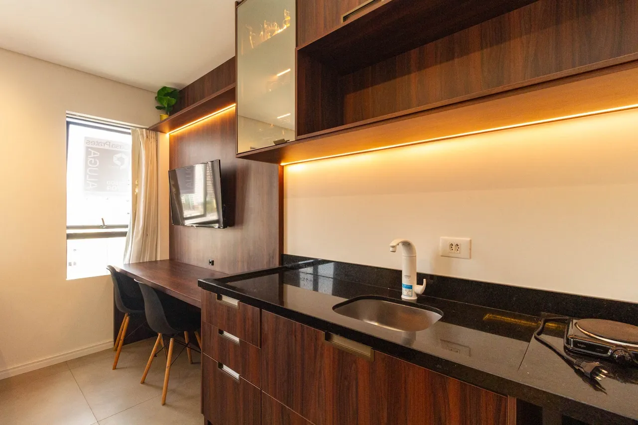 Furnished 1-bedroom apartment with a compact kitchen — photo 2