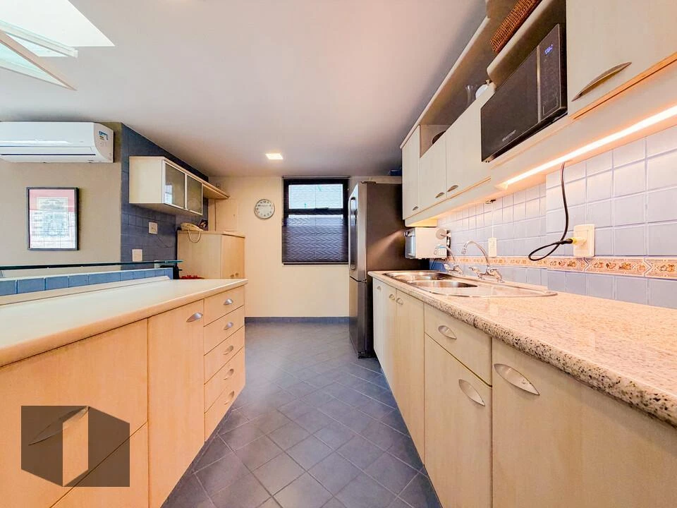 Furnished apartment, 186 m², with a grill on the balcony — photo 45