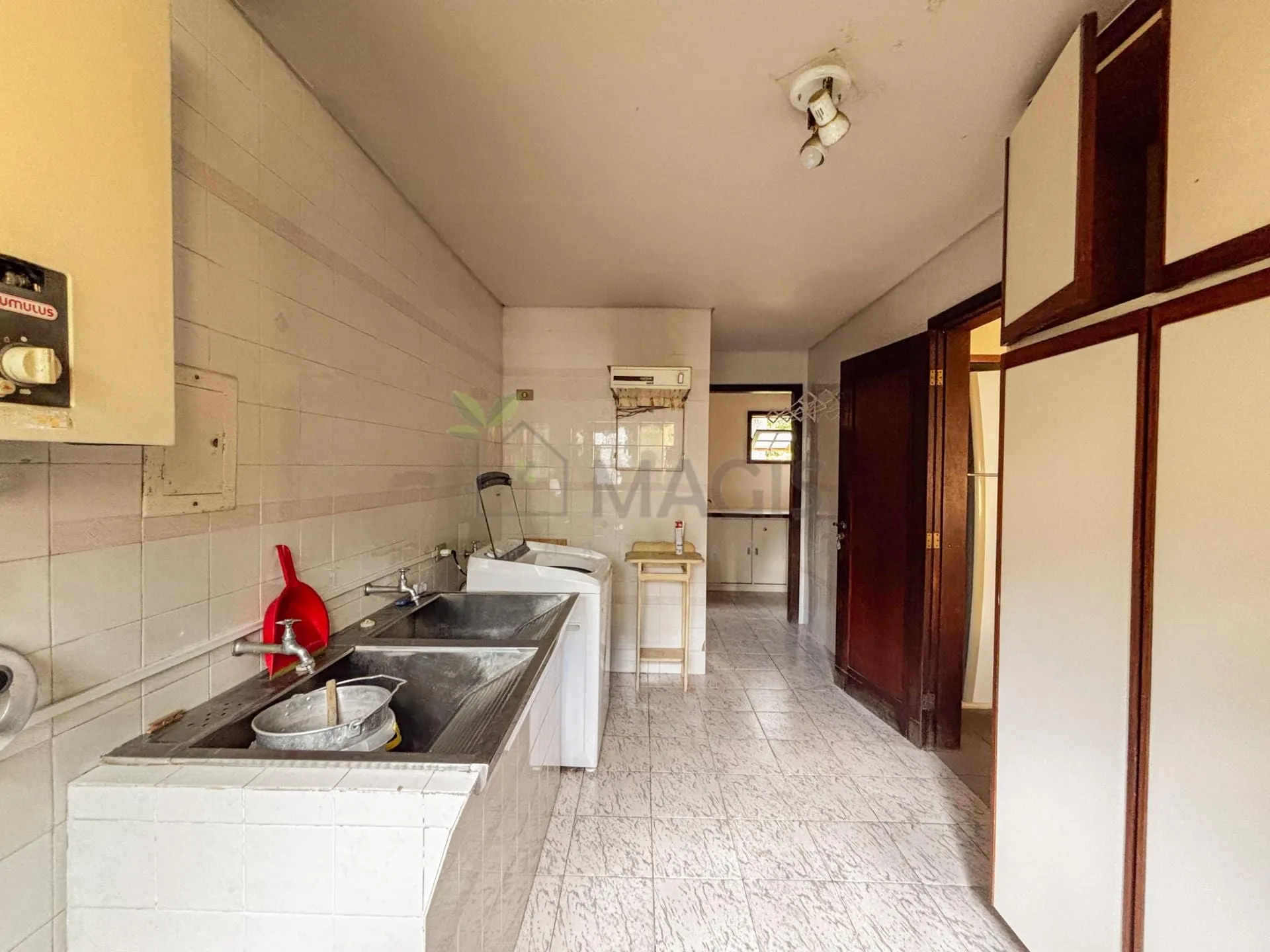 House with 5 bedrooms and 13 parking spaces across 2 floors — photo 47