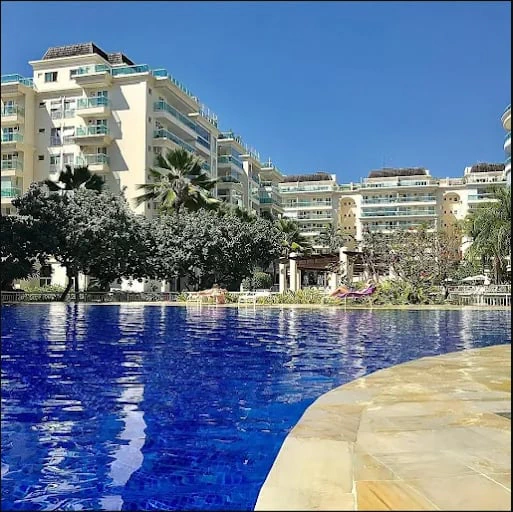 Glass-enclosed balcony in a 3-bedroom apartment, 200 m² — photo 17