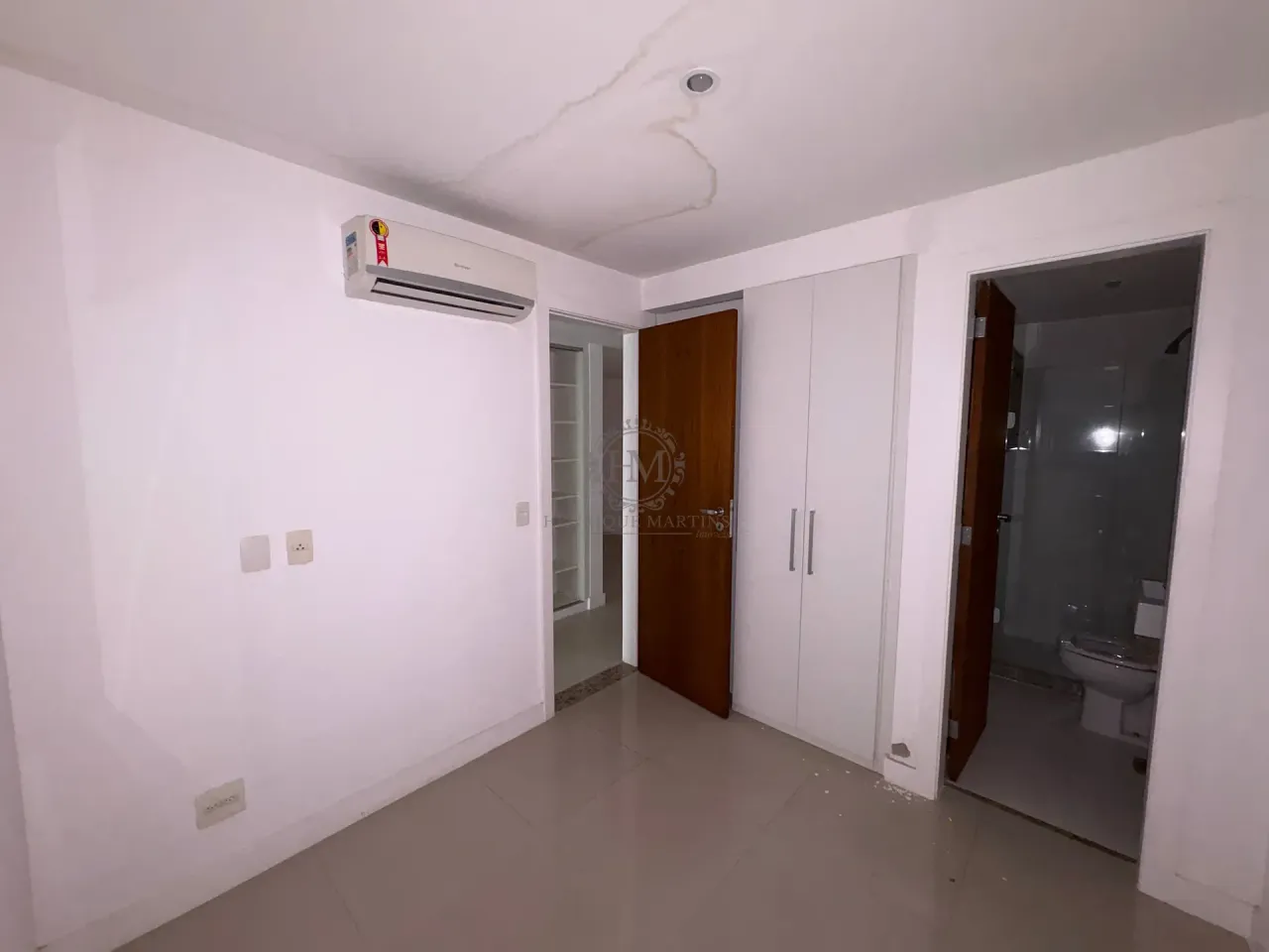4-bedroom apartment with enclosed glass balcony — photo 17