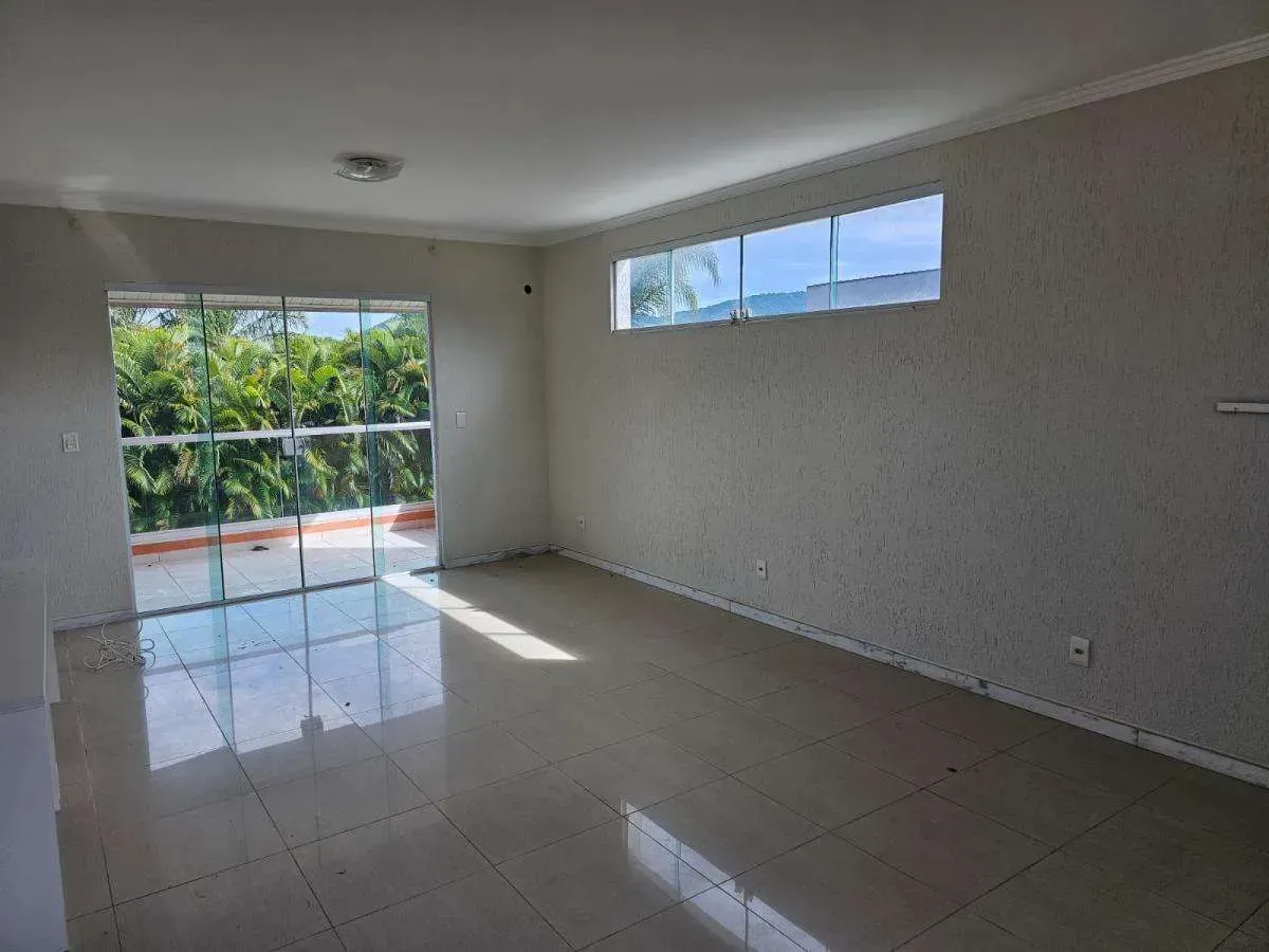 House with 5 bedrooms and 5 bathrooms in a modern style — photo 28
