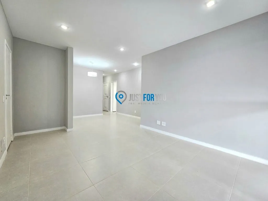 Walk-in closet in a 3-bedroom apartment, 128 m² — photo 19