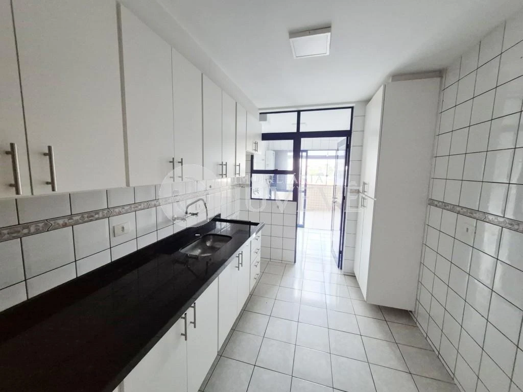 Furnished 3-bedroom apartment with enclosed balcony grill — photo 41