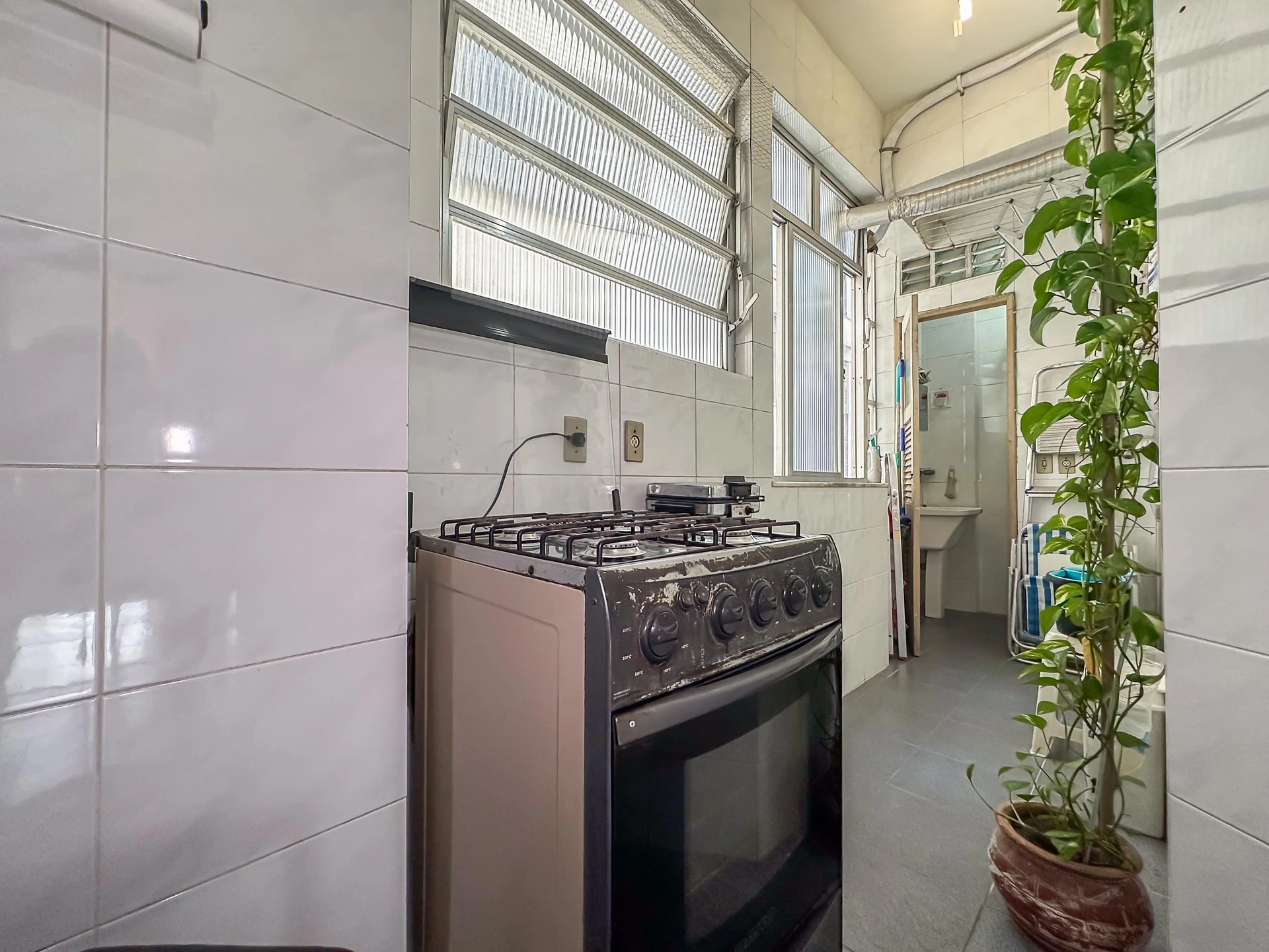 Furnished 2-bedroom apartment with separate kitchen — photo 37