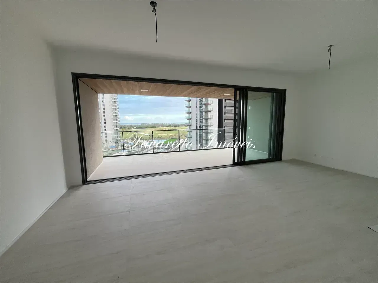Apartment with 4 suites and a closed-off kitchen — photo 9
