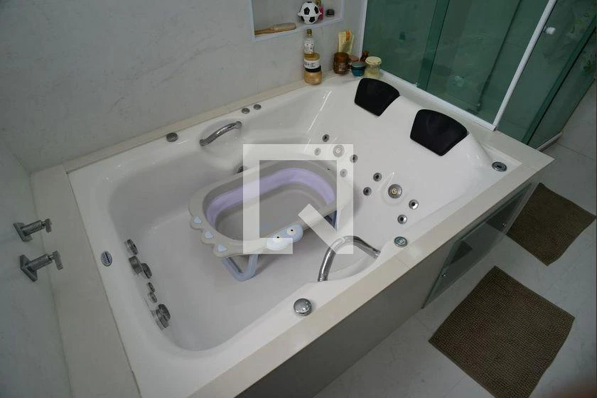 6-bedroom house with a bathtub — photo 5
