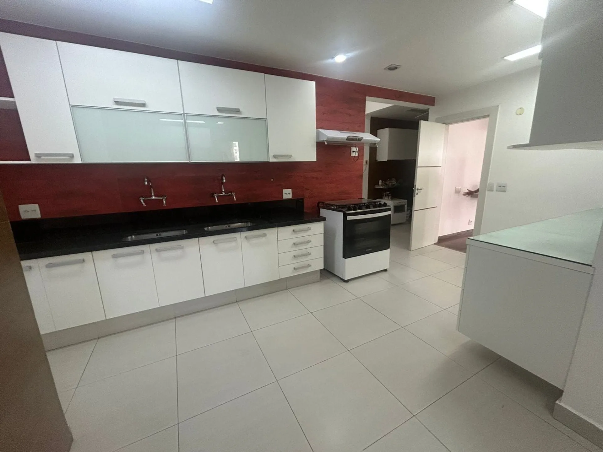 Apartment with 4 bedrooms and an enclosed balcony — photo 22