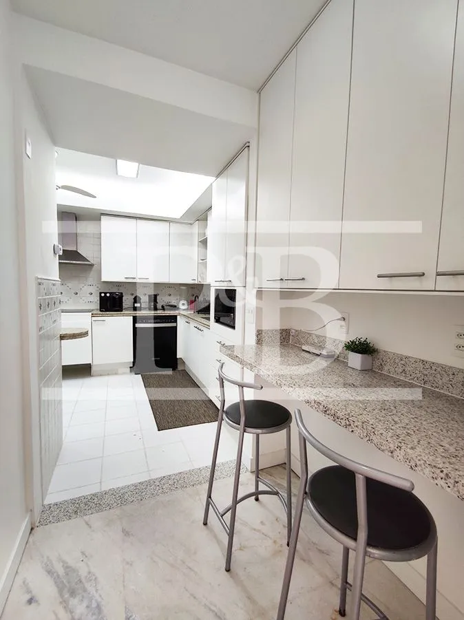 Furnished apartment with 4 bedrooms and 400 m² — photo 46