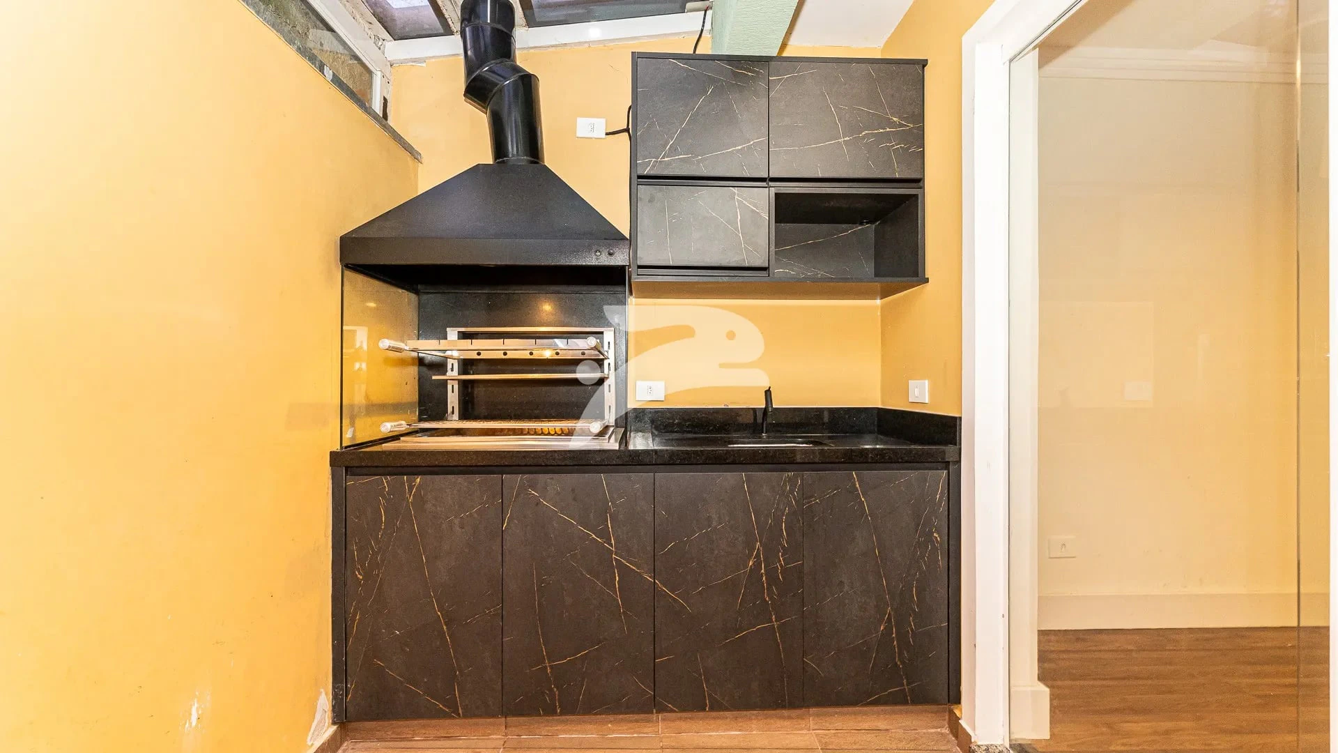 Balcony with a grill in a 3-bedroom house, 168 m² — photo 9