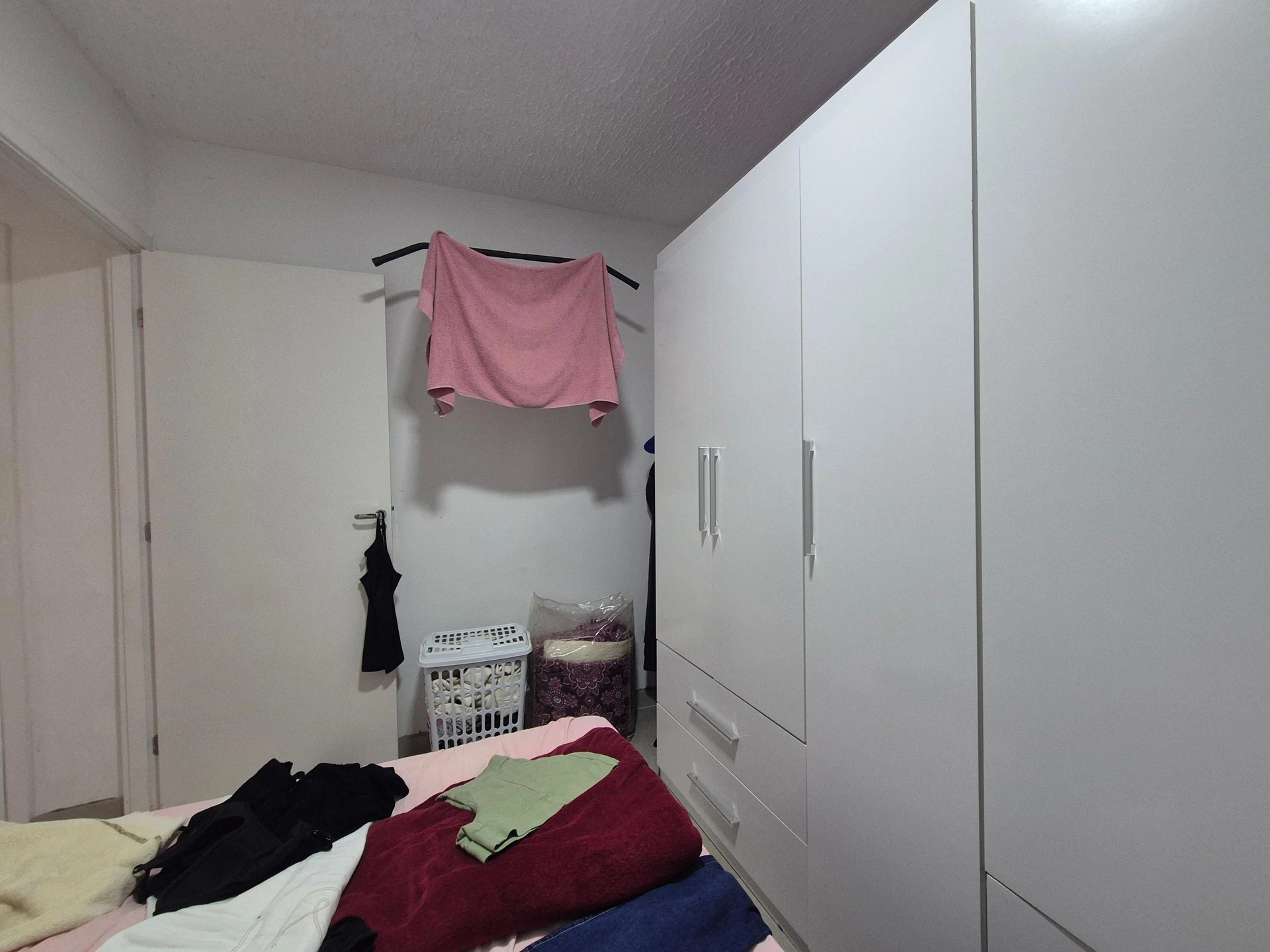Furnished 2-bedroom apartment with open-plan kitchen — photo 25