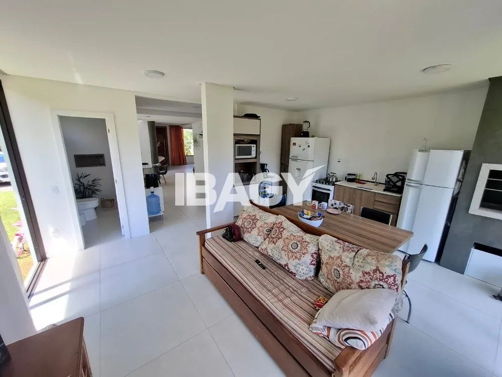 Furnished house with 4 en-suites and 220 m², no parking — photo 2
