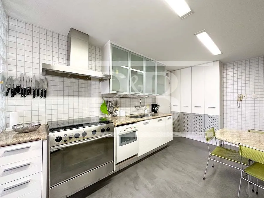 4-bedroom apartment with 200 m² and 2 parking spots — photo 30