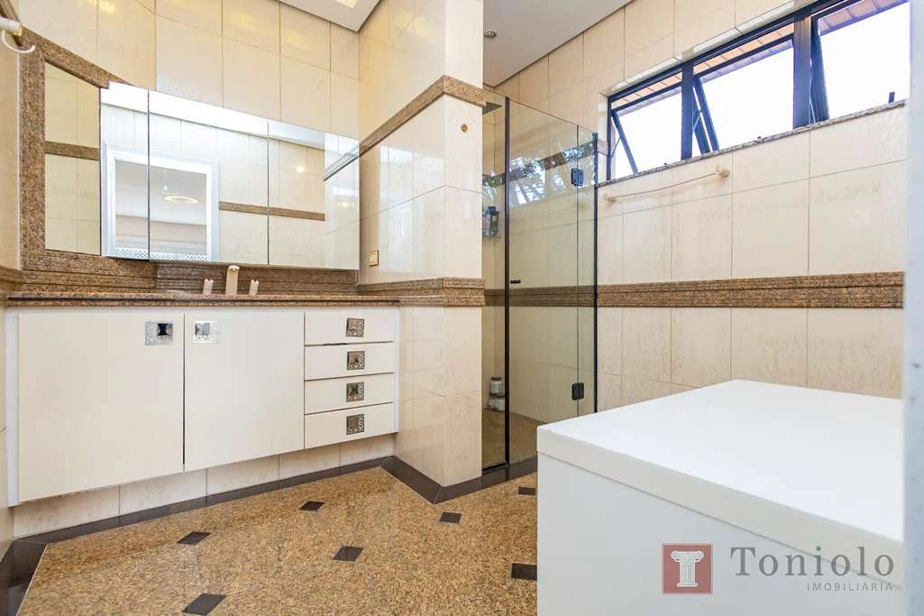 House with 5 bedrooms and floor-to-ceiling windows — photo 4
