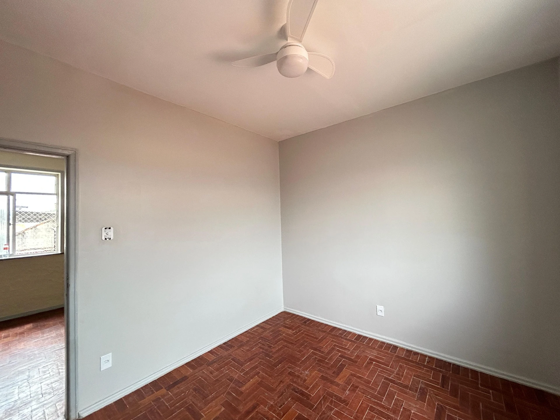 Casa de 2 quartos com piso de madeira ou laminado — photo 36
