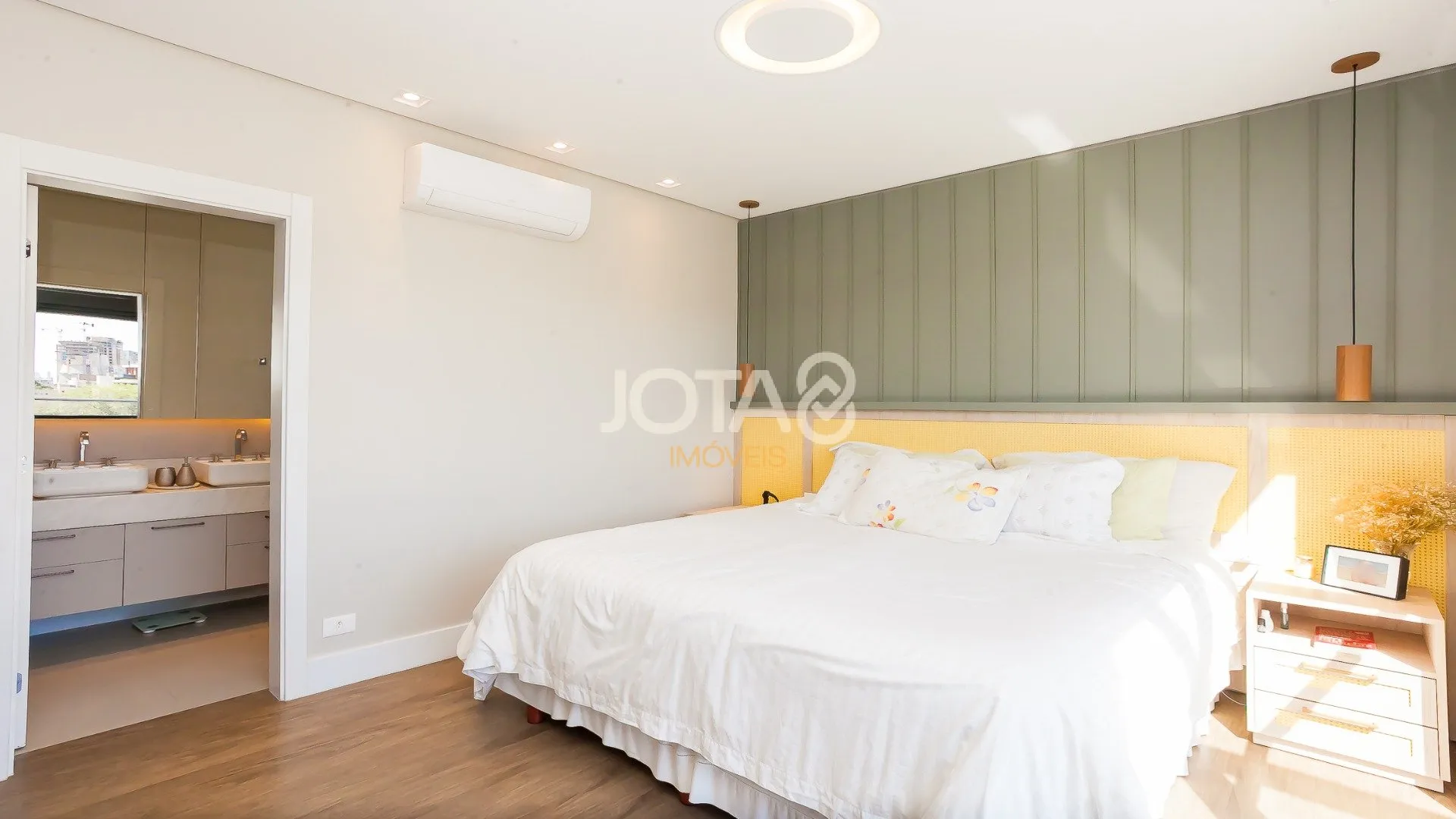 Furnished 220 m² apartment with 3 en-suite bedrooms — photo 22