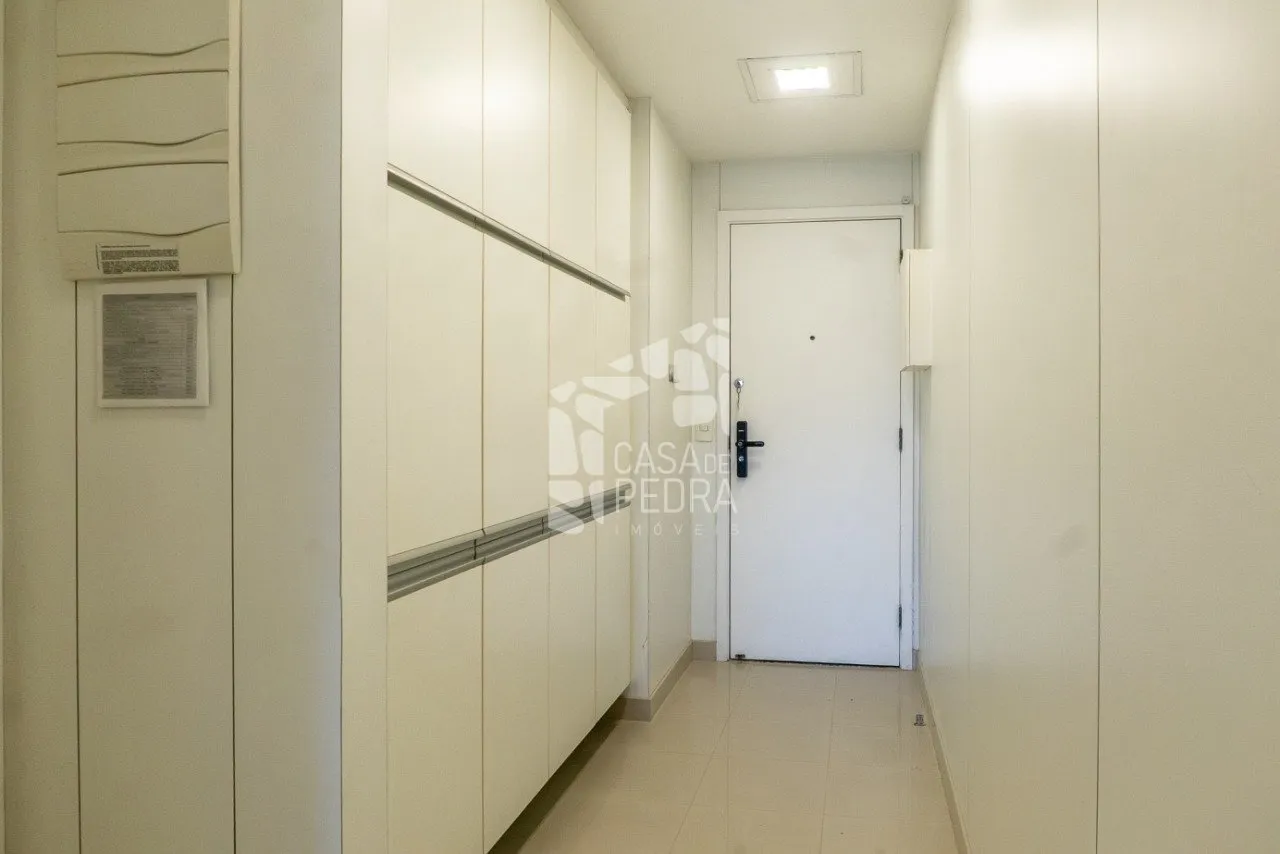 4-bedroom apartment with enclosed glass balcony — photo 28