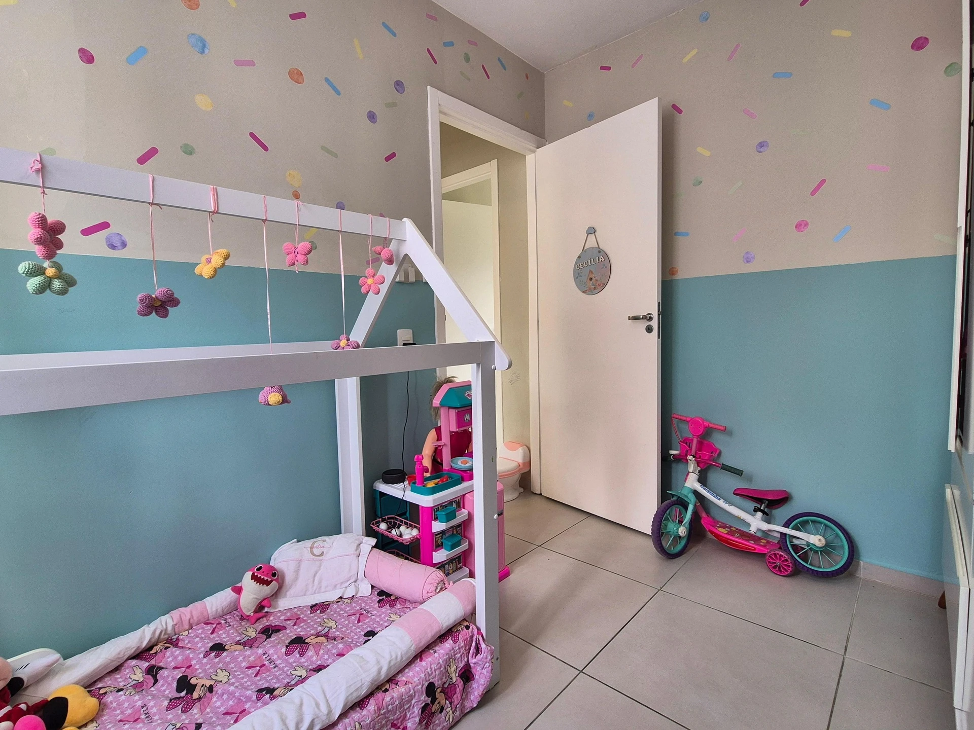 Apartamento mobiliado com 2 quartos e cozinha fechada