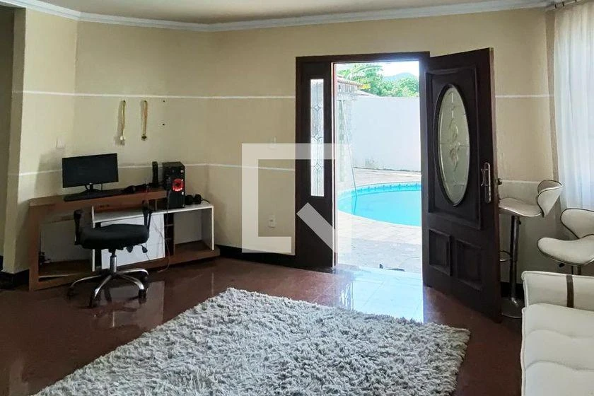 Casa mobiliada com 5 suítes e 8 banheiros, 722 m²