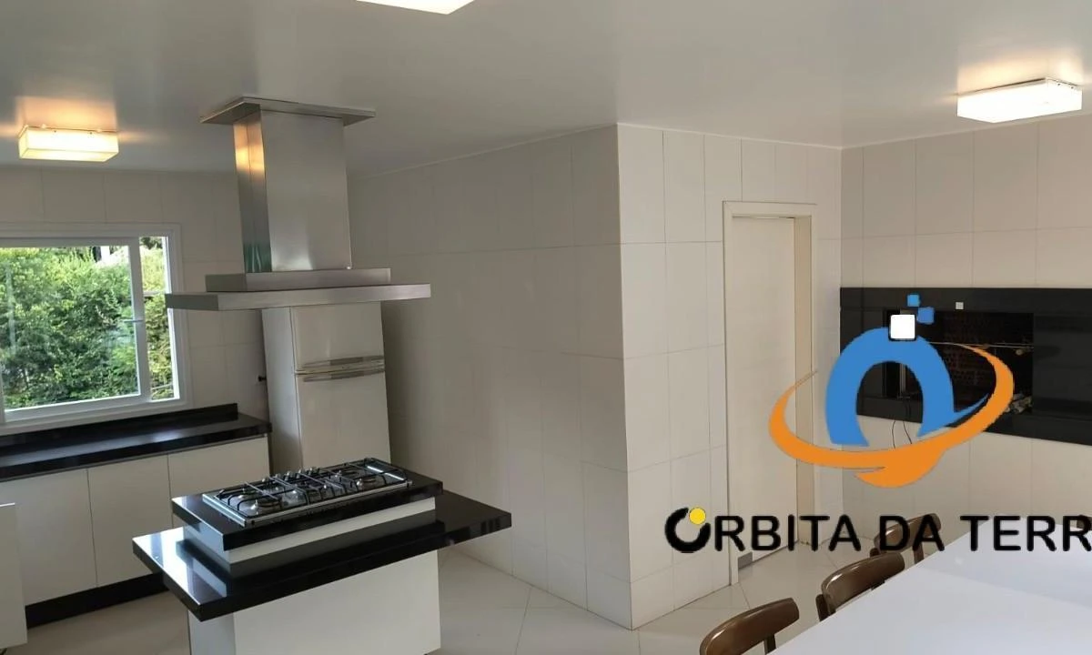 5-bedroom house with a bathtub in Curitiba — photo 17