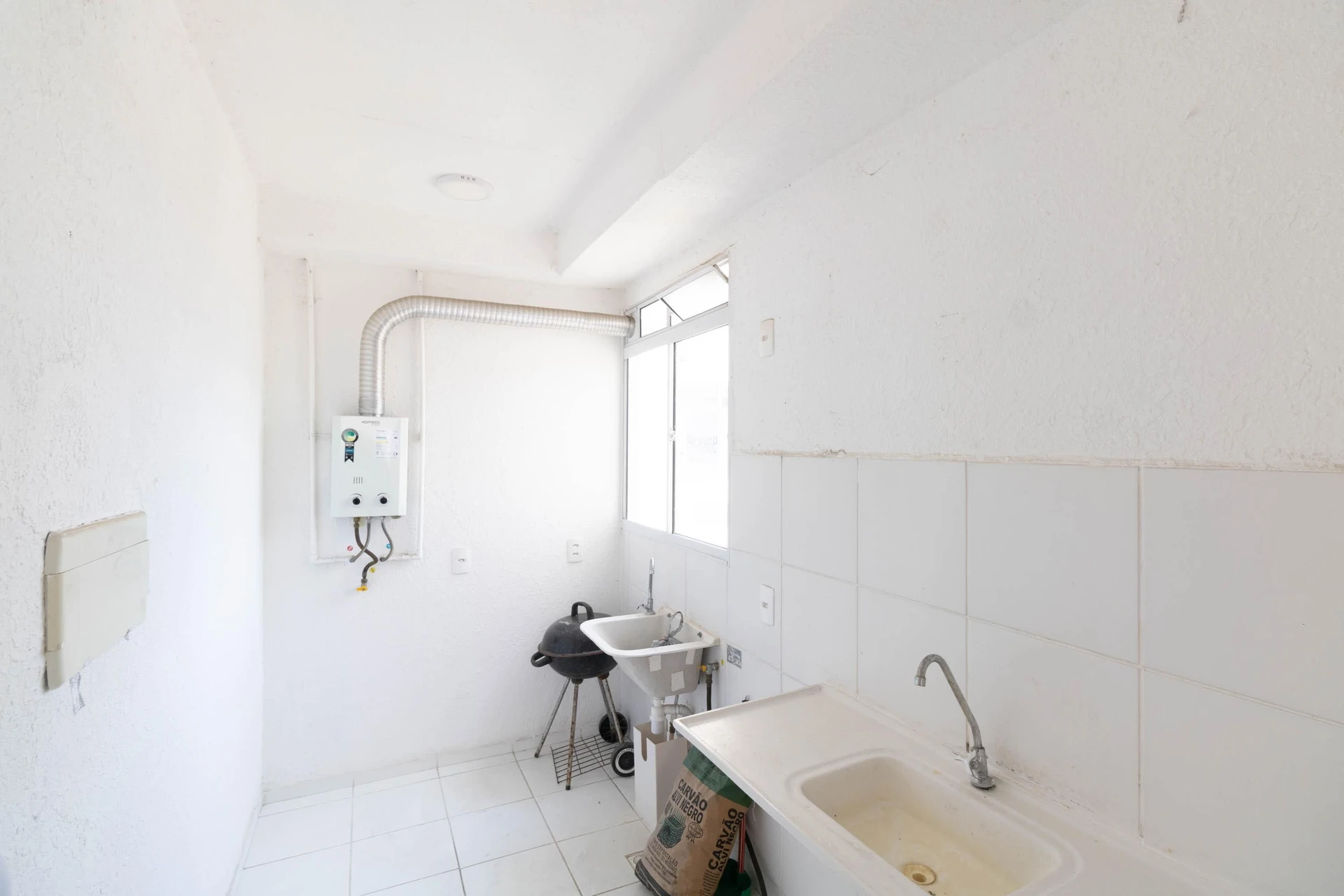 Unfurnished 2-bedroom apartment with wood floors — photo 18