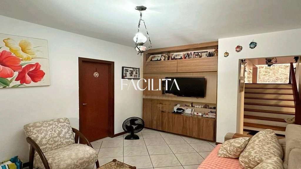 House with 5 bedrooms and a private garden