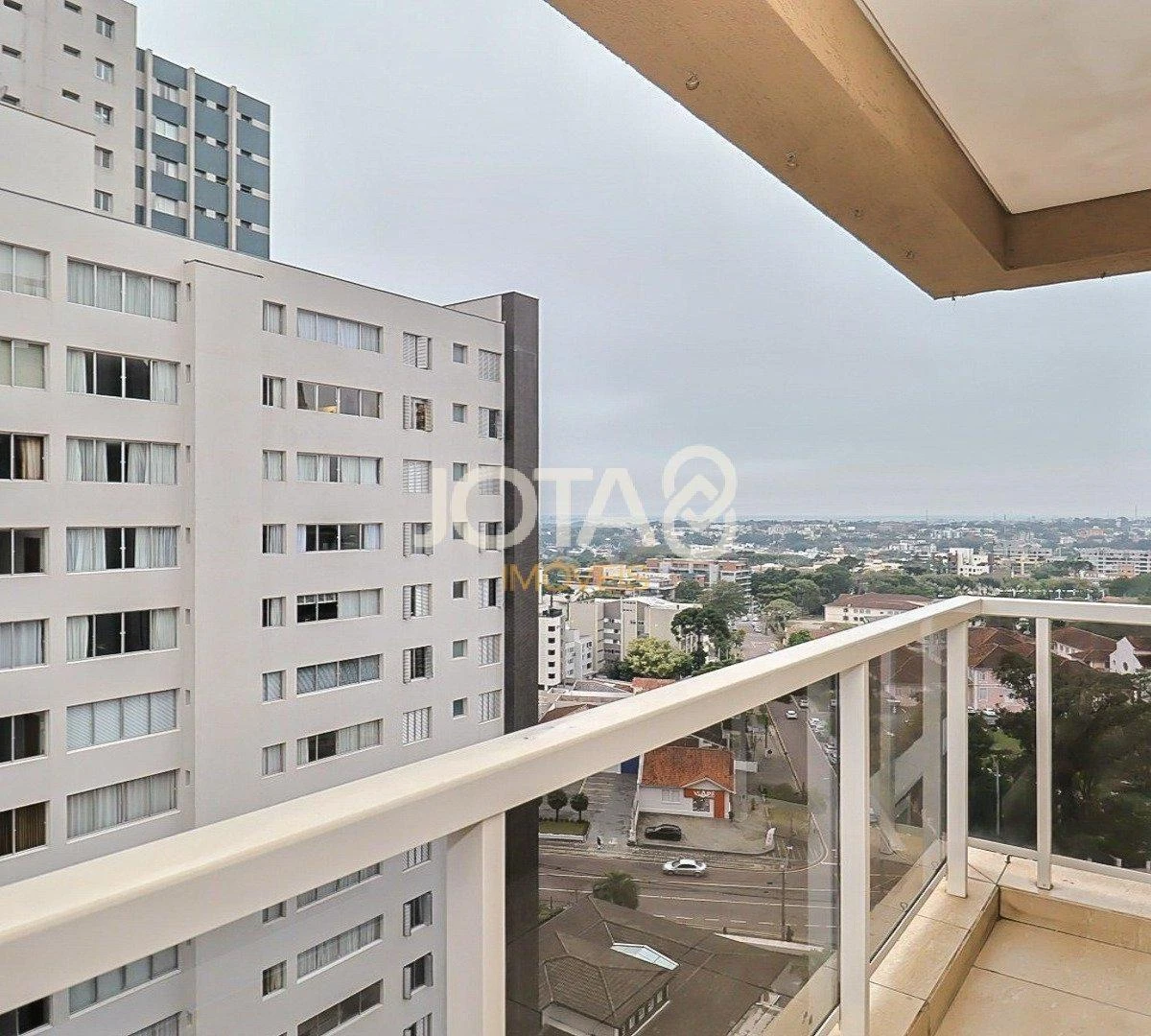 2-bedroom apartment with a glass-enclosed balcony — photo 4