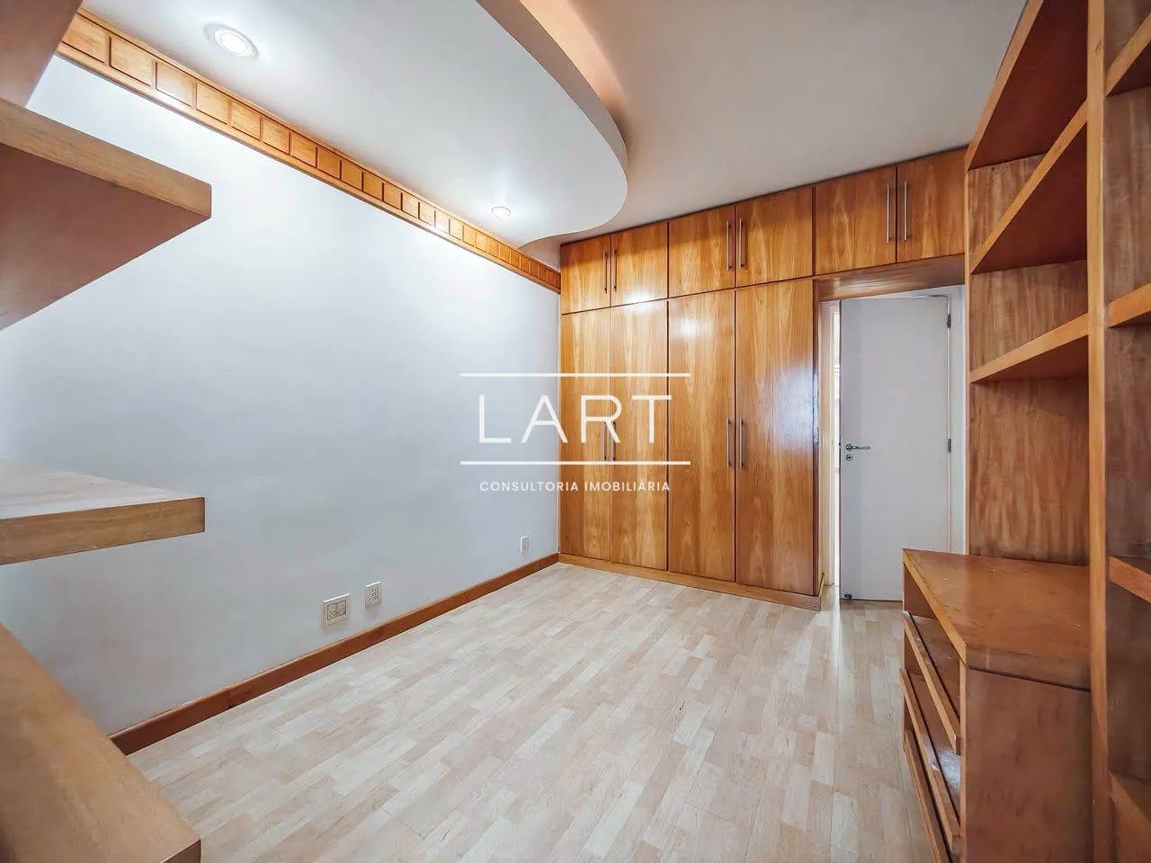 Home office in a 3-bedroom apartment, 191 m² — photo 4