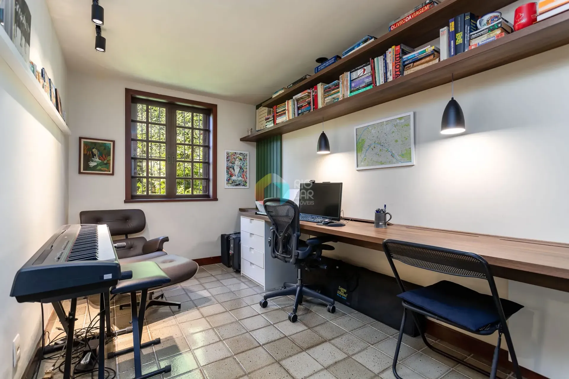 392 m² house with a home office and a grill on the balcony — photo 39