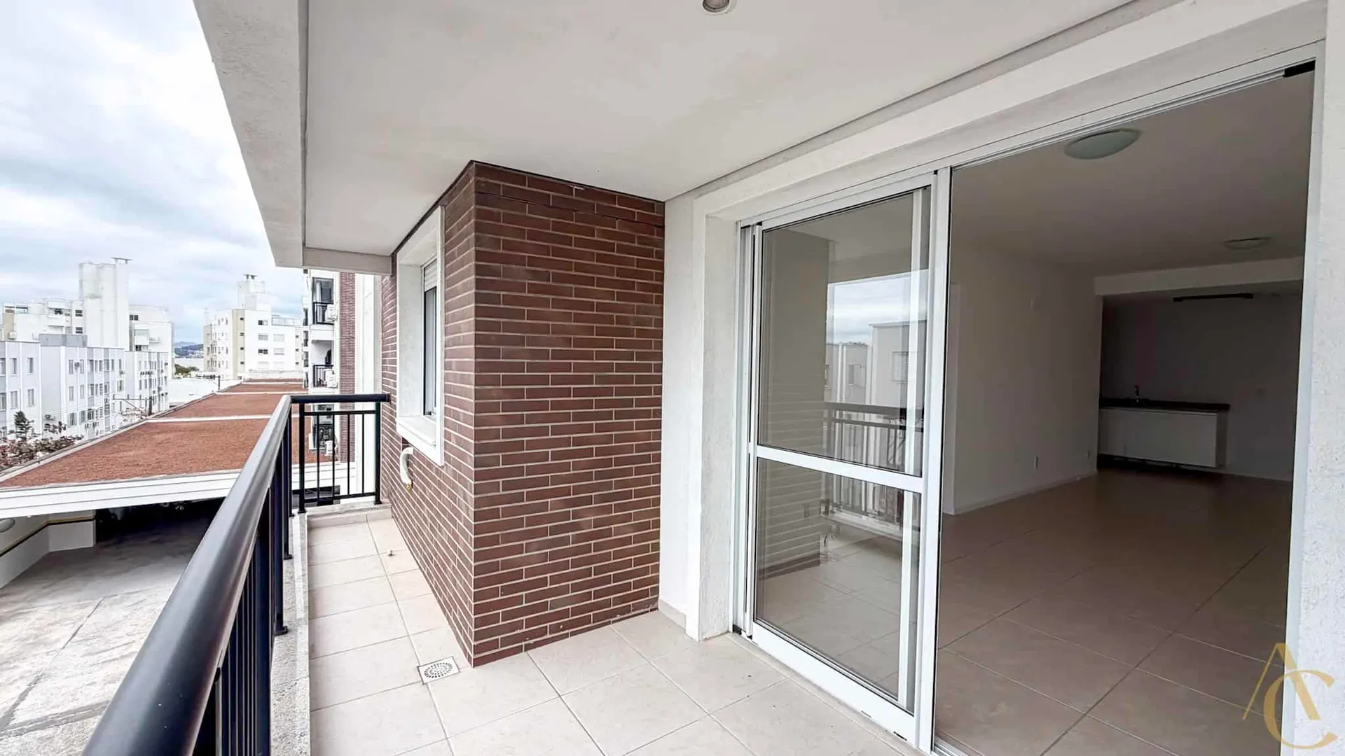 Balcony with a grill in a 3-bedroom apartment, 97 m² — photo 14