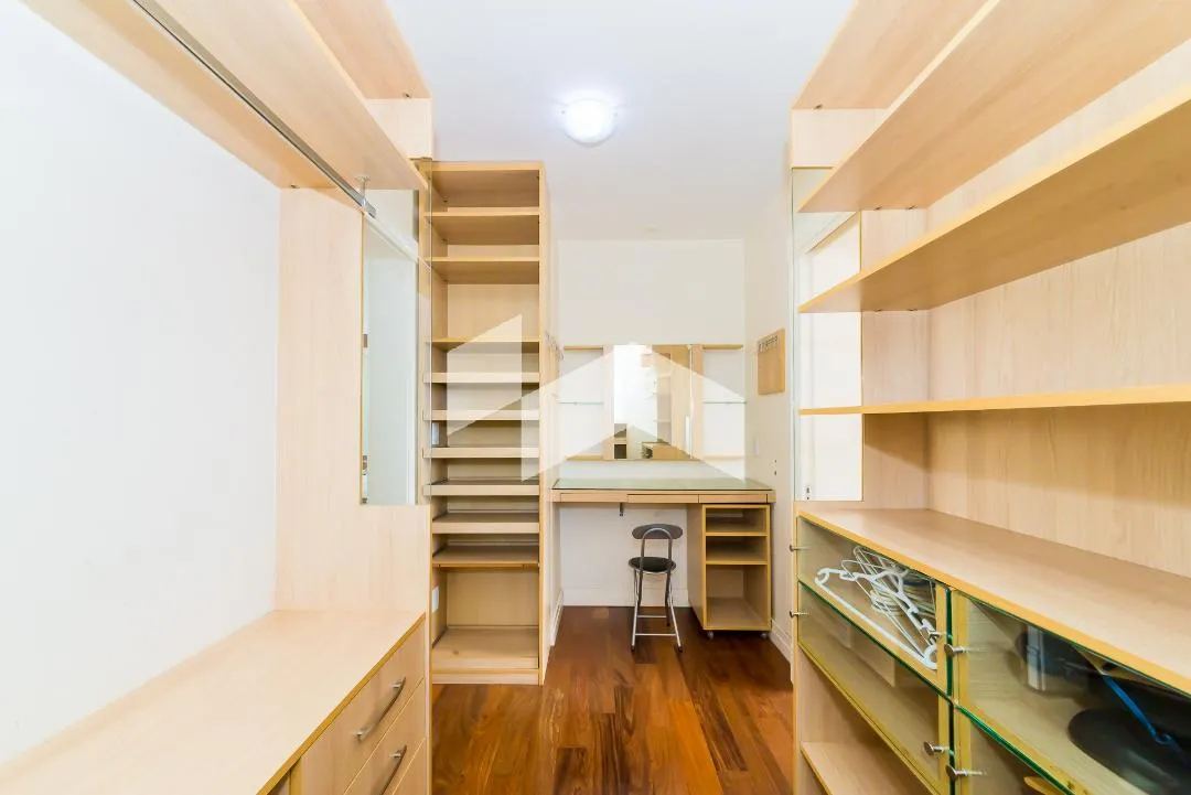 431 m² house with 4 en-suite bedrooms and 6 parking — photo 53