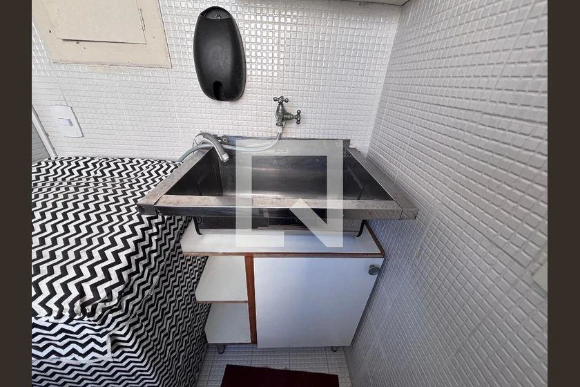 Furnished apartment with 2 en-suite bedrooms and balcony — photo 9