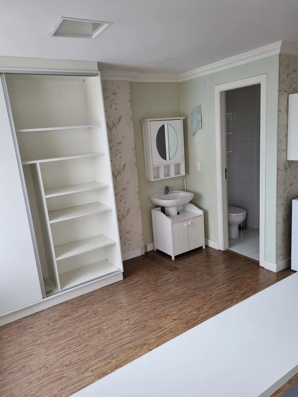 Furnished studio apartment with 1 bedroom and 1 bathroom — photo 5