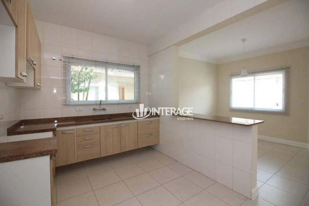 Balcony with a grill in a 3-bedroom house, 150 m² — photo 11