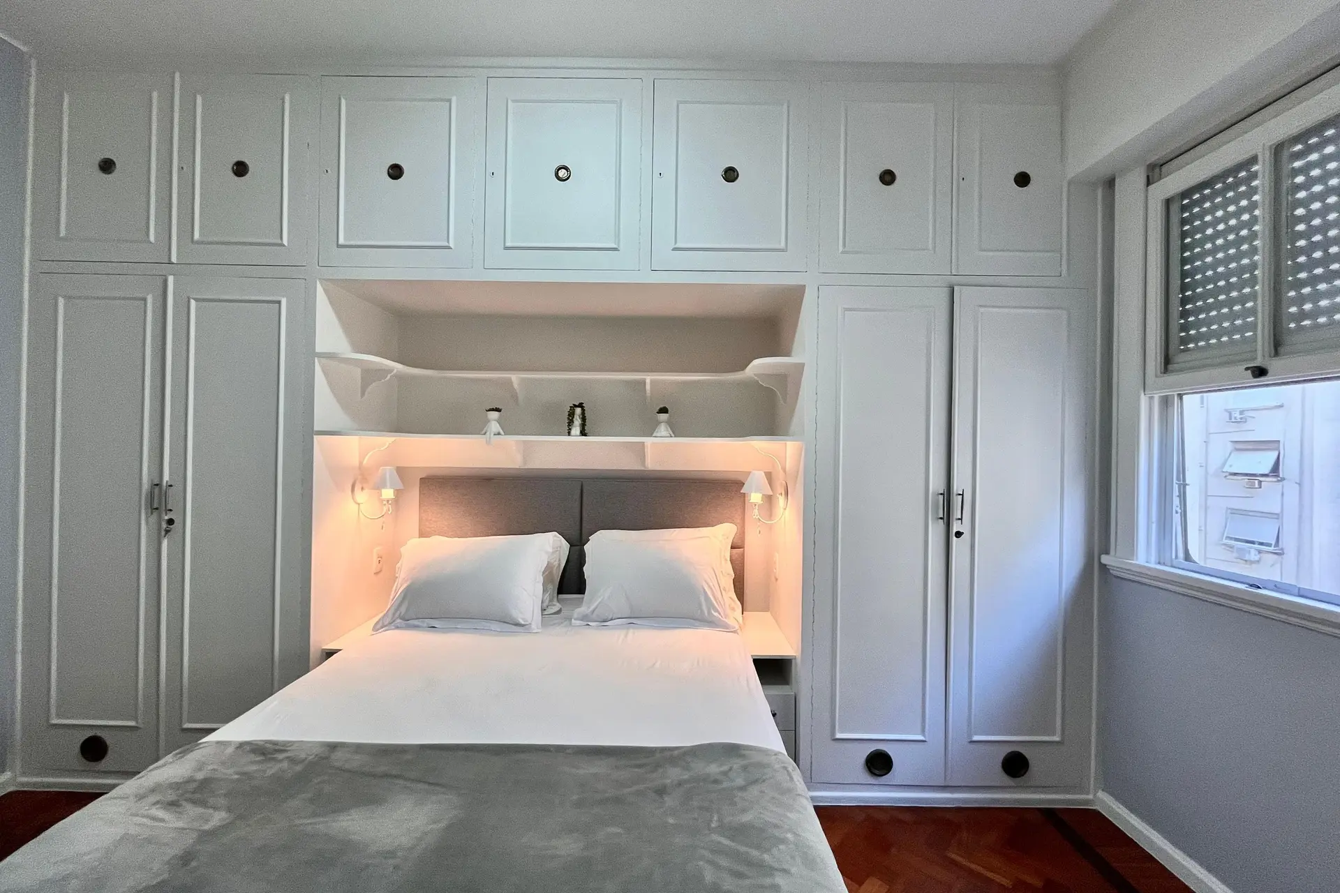 3-bedroom apartment with a working laundry setup — photo 9