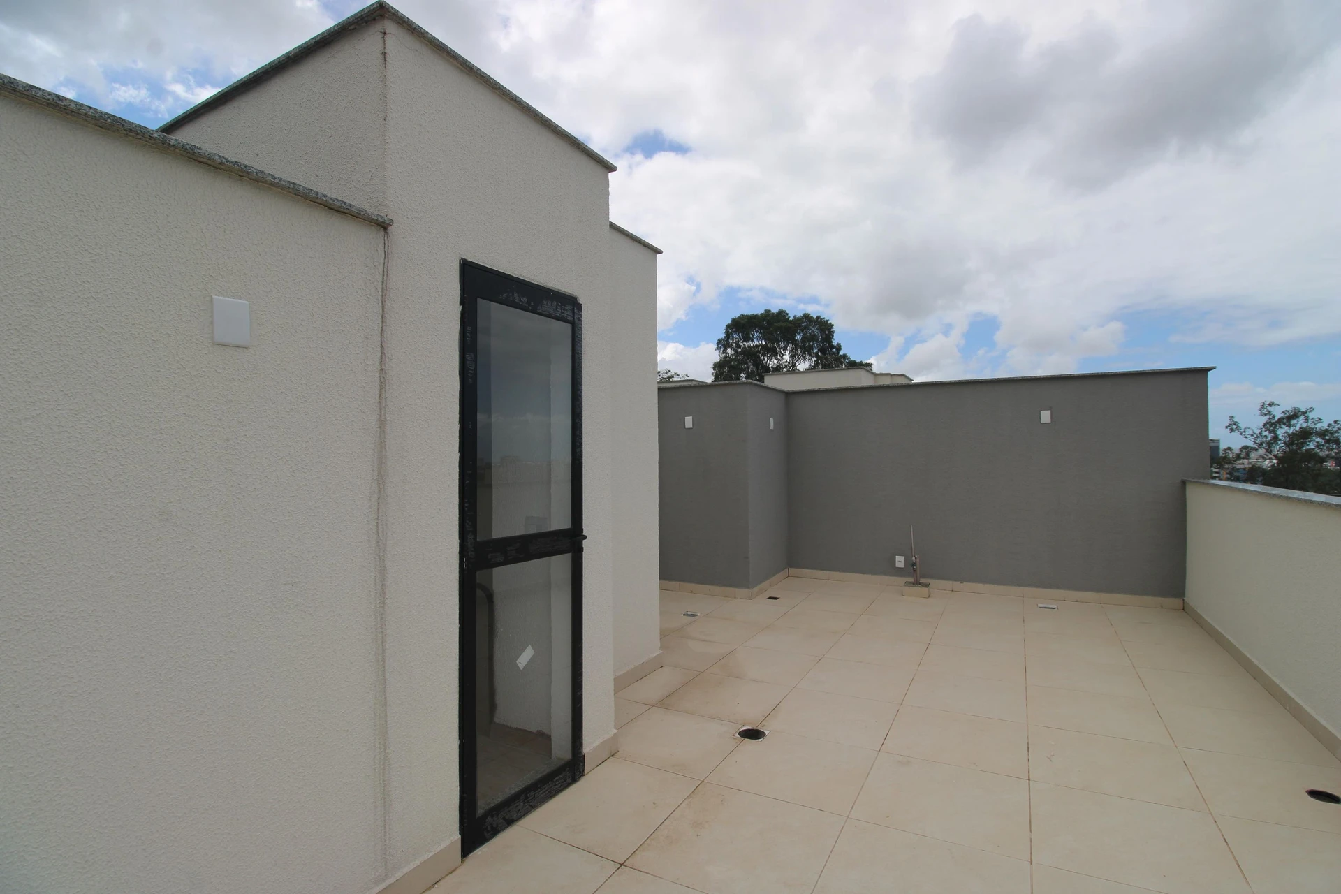 Unfurnished 2-bedroom apartment with balcony and private garden — photo 6