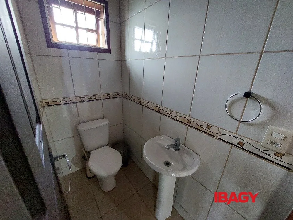 2-bedroom house with a mountain view in Florianópolis — photo 24