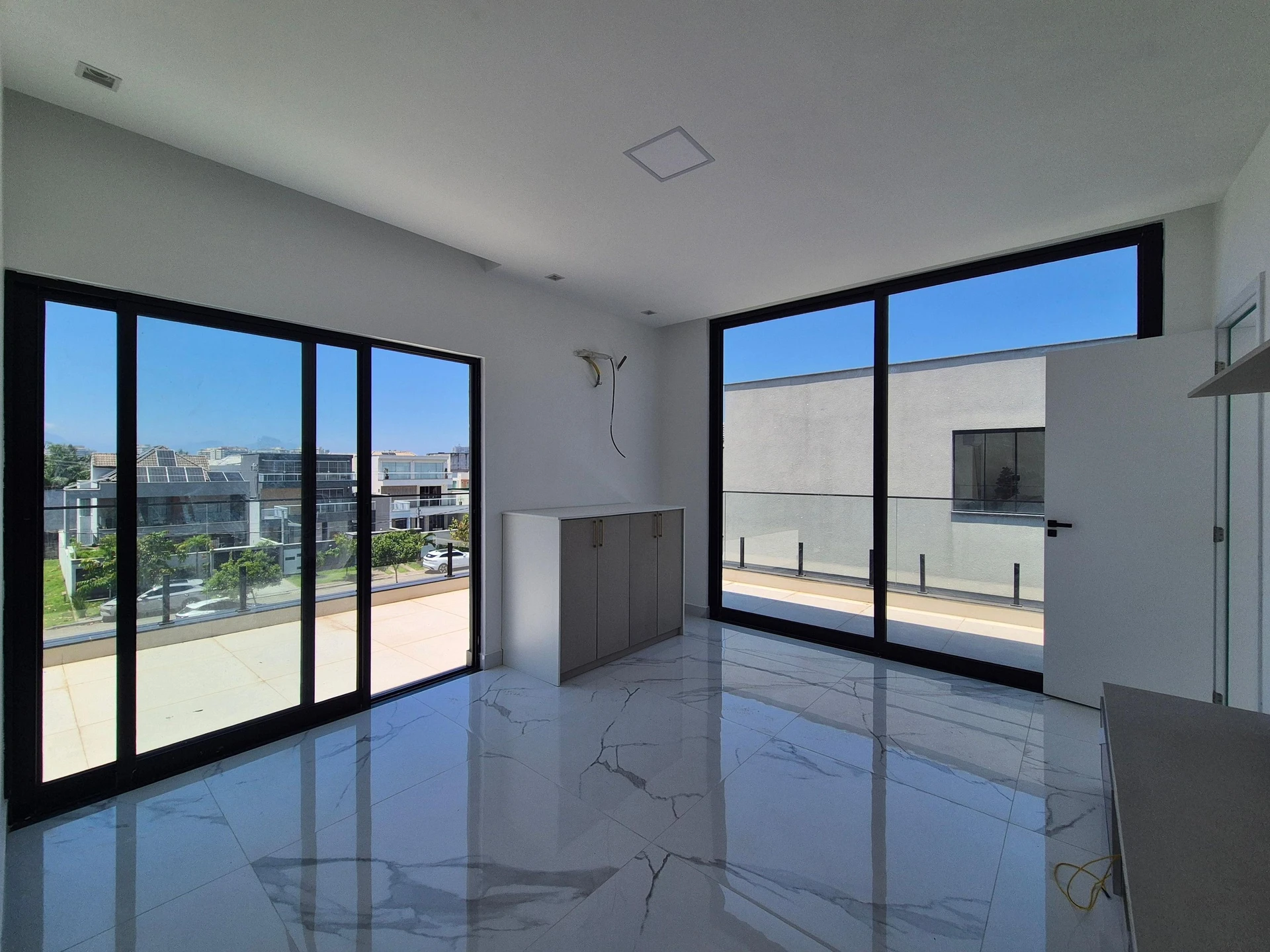 Ventanales de piso a techo y 5 dormitorios: casa de 403 m² — photo 37