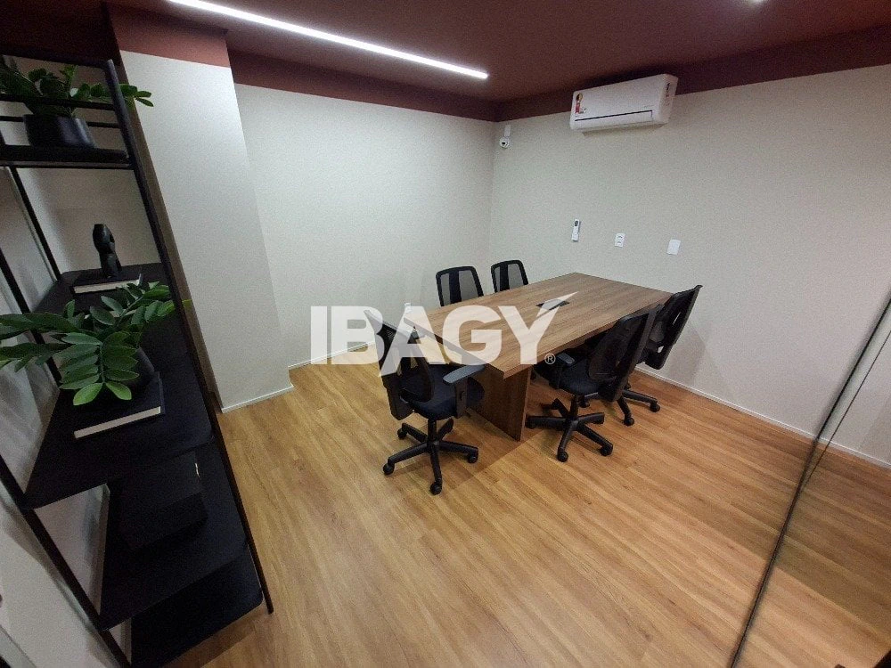 30 m² apartment with 1 bedroom and tall windows — photo 9