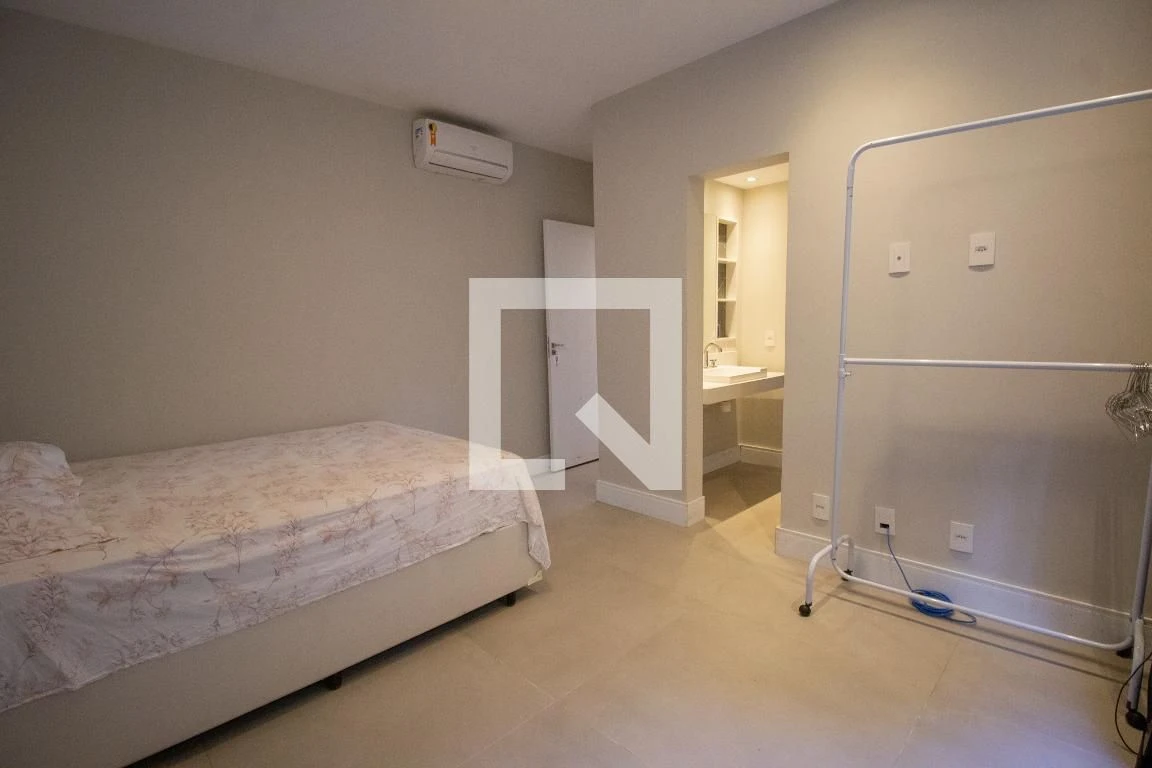 4-bedroom house with a bathtub in Rio de Janeiro — photo 96