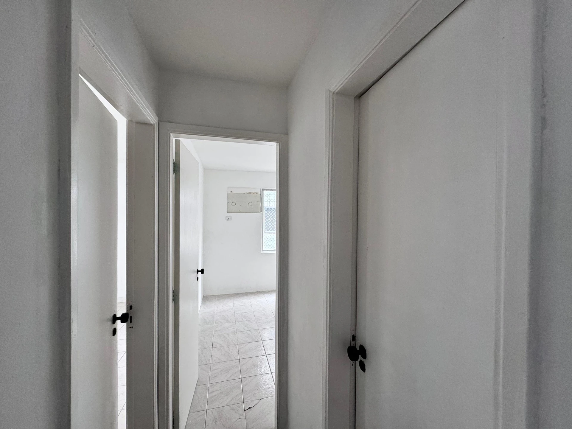 3-bedroom apartment with a balcony and laundry area — photo 6