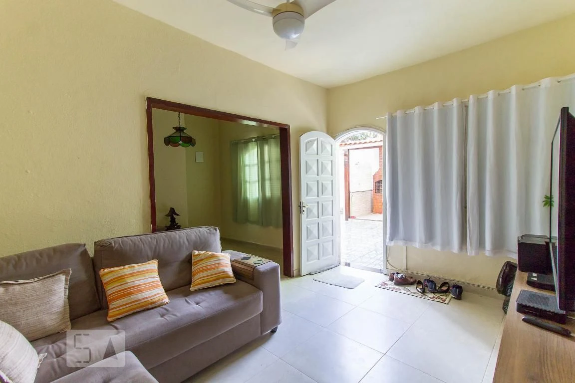 Casa mobiliada com 3 quartos e 2 banheiros
