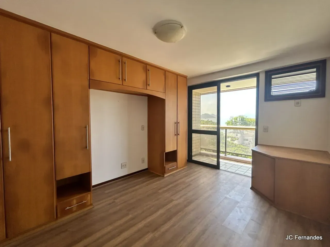 2-bedroom, 2-bath apartment with water and city view — photo 9