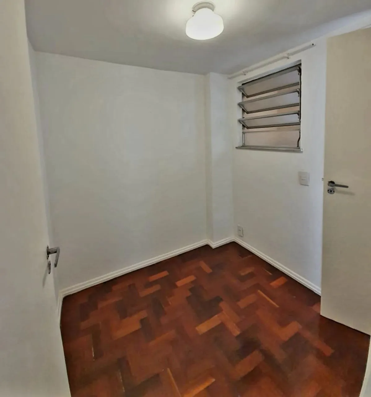 Wood or laminate floors in a one-bedroom apartment, 62 m² — photo 2