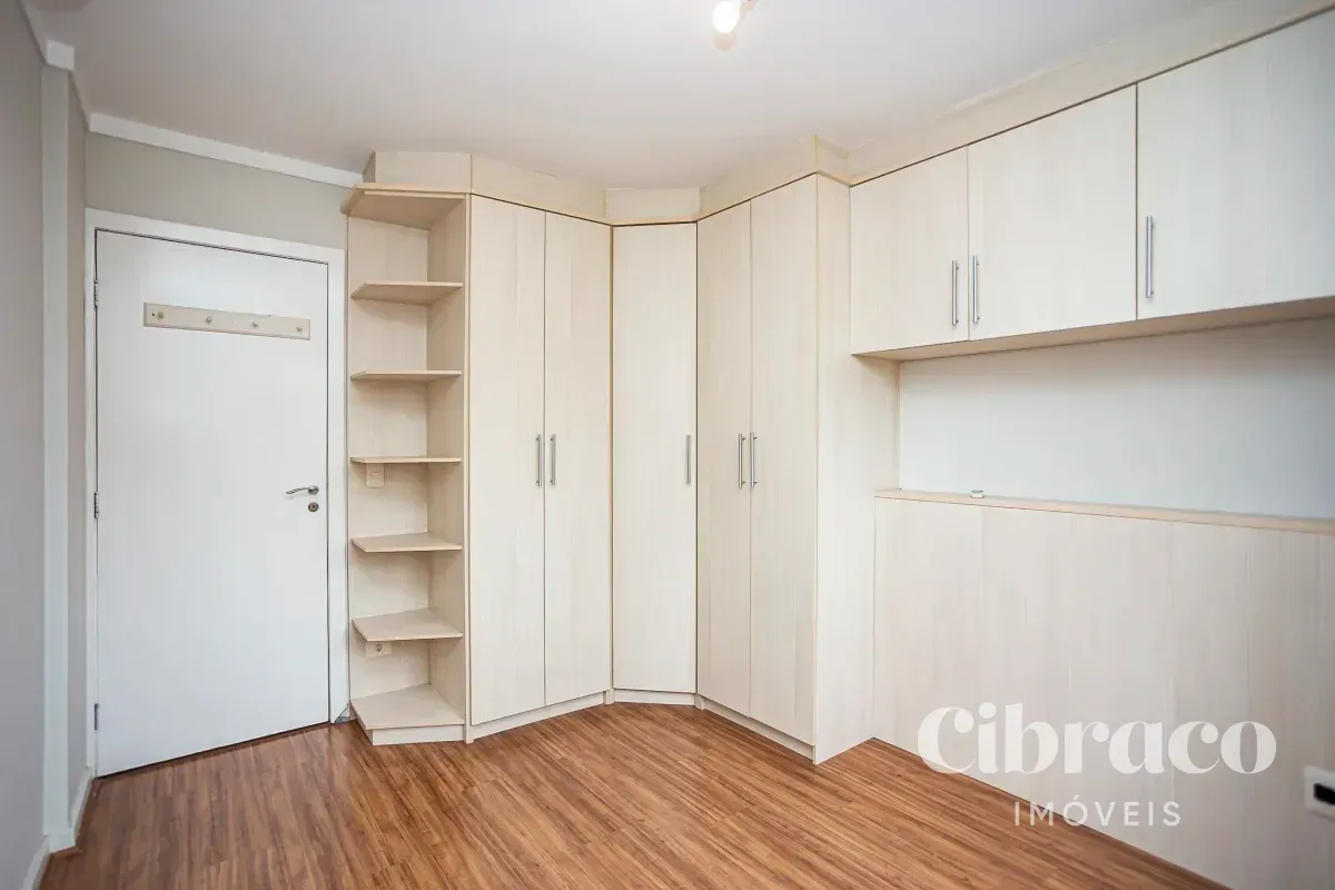 One-bedroom apartment in a building with a gym — photo 3