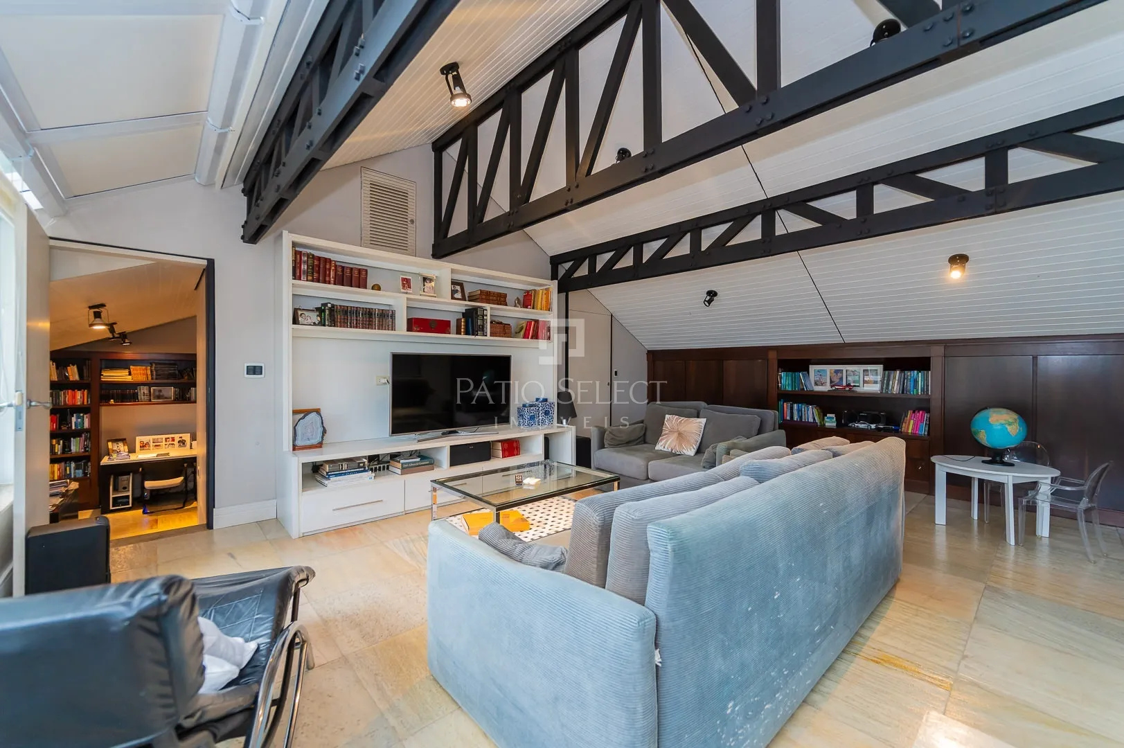 Floor-to-ceiling windows in a 6-bedroom house, 763 m² — photo 116