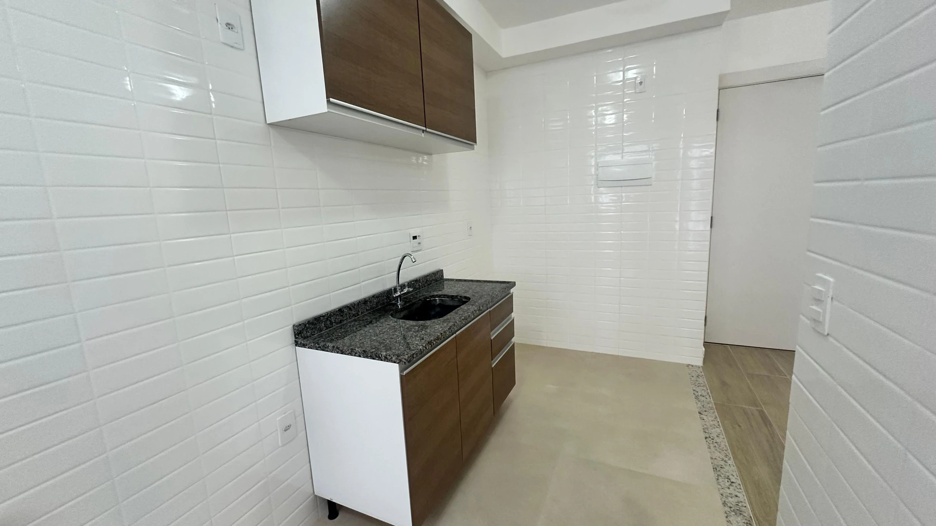 2-bedroom apartment in a building with a gym — photo 12